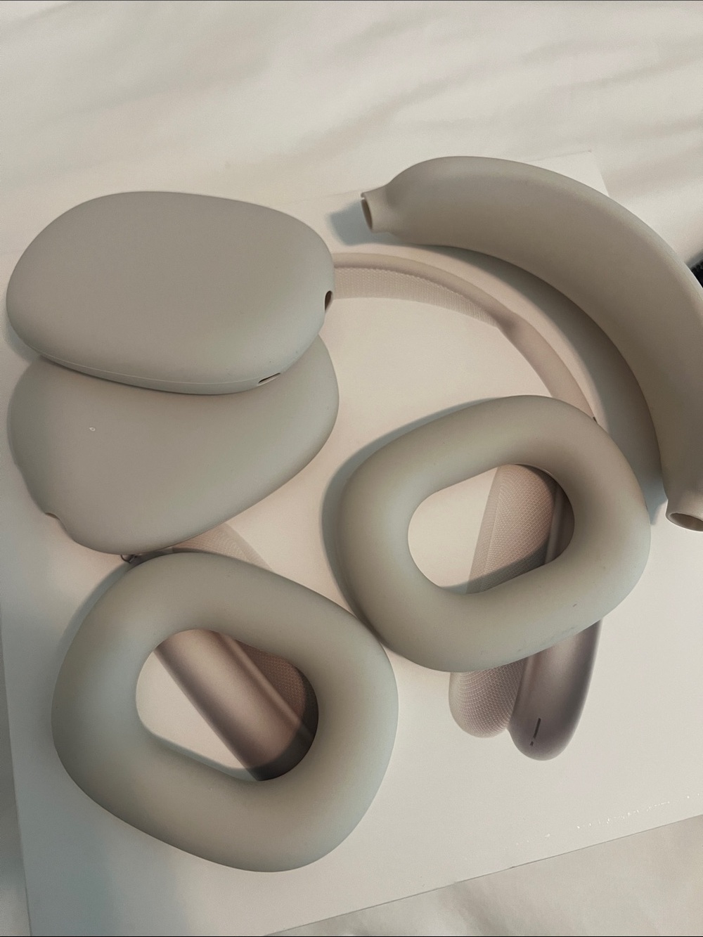 Apple AirPods Max Over-Ear Headphones in Starlight - Picture 14 of 14